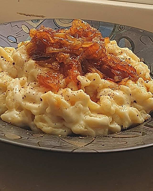 Cremige Käsespätzle mit Honigröstzwiebeln