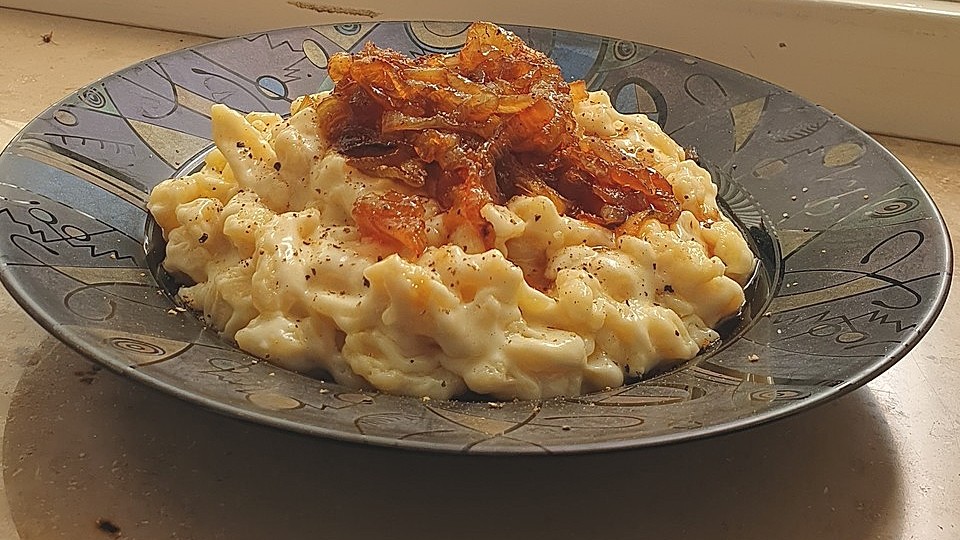 Cremige Kasespatzle Mit Honigrostzwiebeln Von Tina 91 Chefkoch 