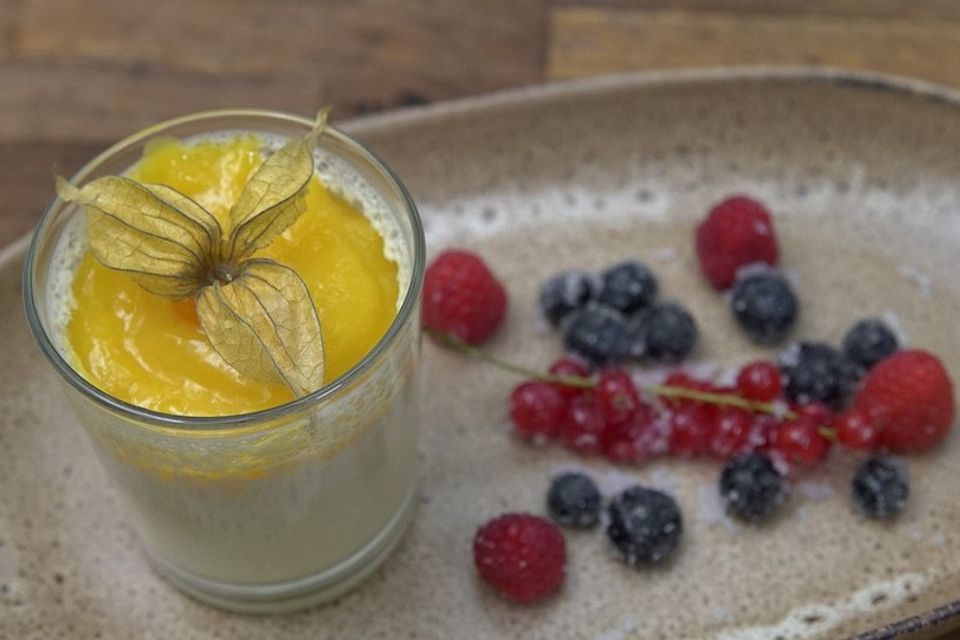 Bayerisch Creme mit Mangospiegel und frischen Waldbeeren