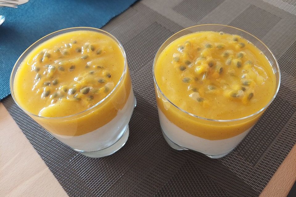 Bayerisch Creme mit Mangospiegel und frischen Waldbeeren