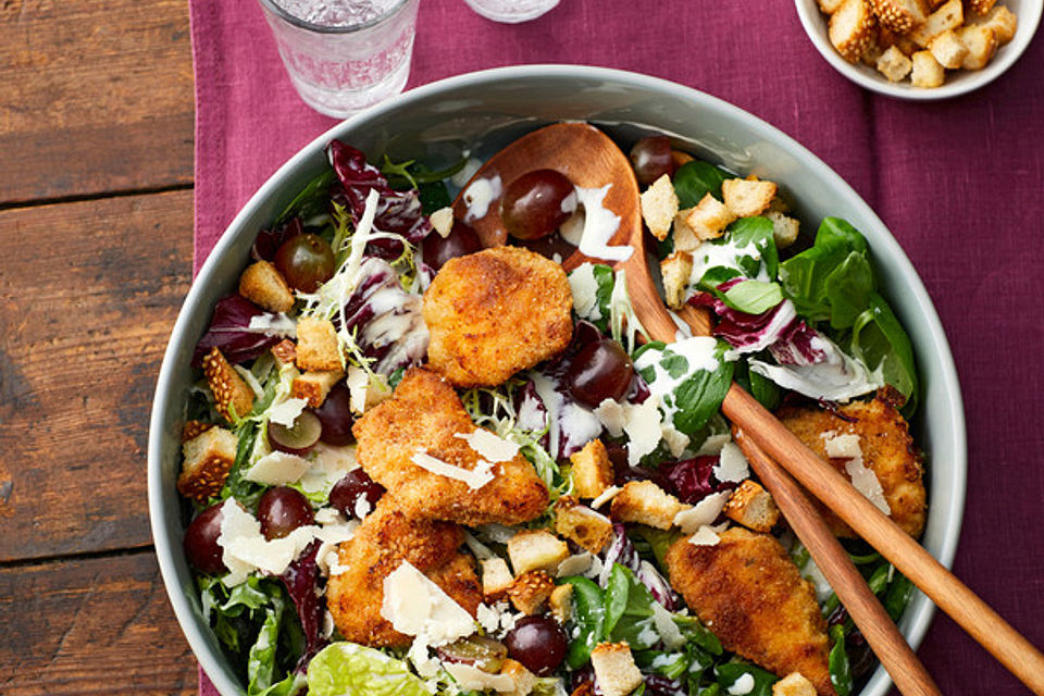 Winterlicher Caesar's Salad mit Hähnchen-Nuggets