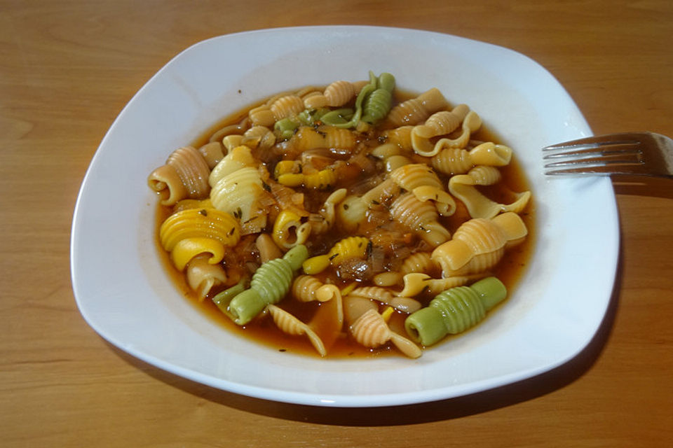 Italienische Pasta mit griechisch gewürzter Sauce