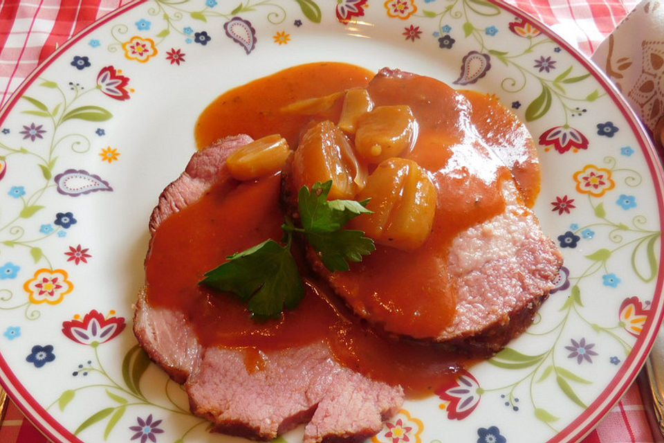 Glasiertes Kasseler mit Schalotten in Tomaten-Weißweinsauce