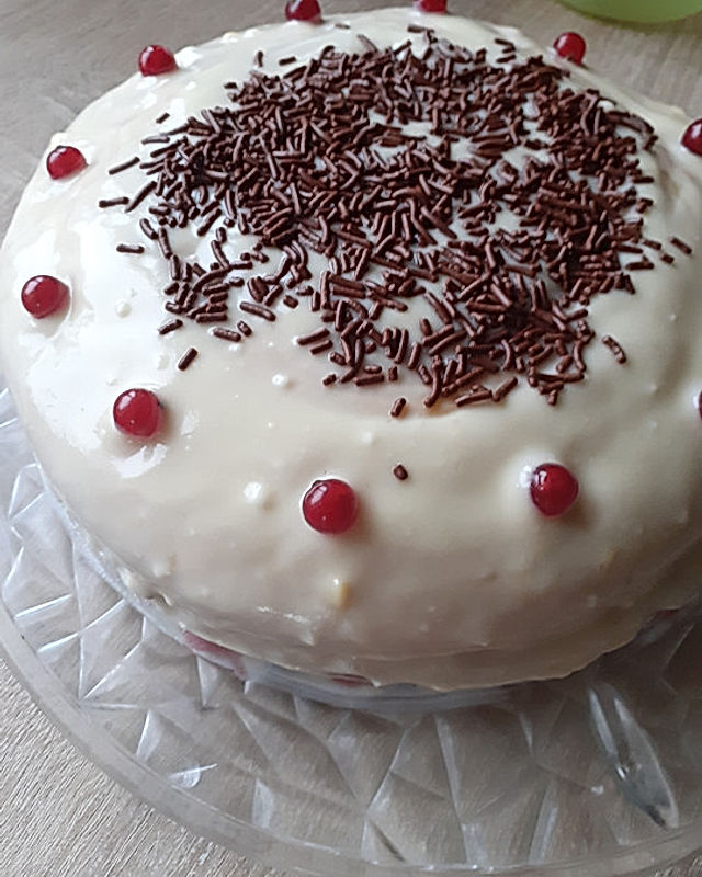 Kirsch-Johannisbeer-Kuchen mit weißer Schokoladen-Joghurt-Glasur