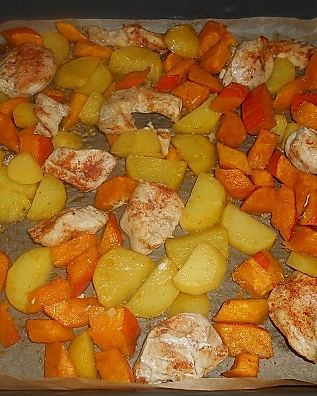 Ofen-Hähnchen mit Kürbisspalten und Kartoffelhälften