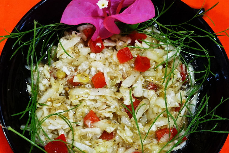 Scharfer Rettich-Gurkensalat mit roter Paprika