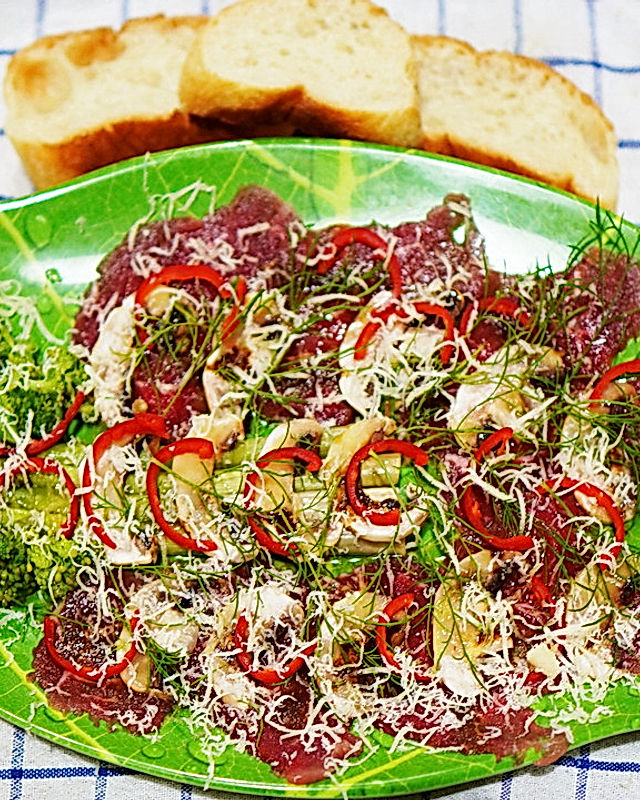 Carpaccio mit grünem Spargel, Brokkoli und Pecorino