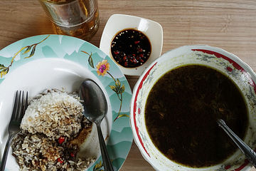 Dunkle Rindfleischsuppe mit Reis und Sambal – Gulai sapi