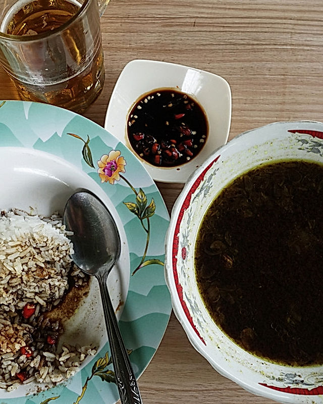 Dunkle Rindfleischsuppe mit Reis und Sambal – Gulai sapi