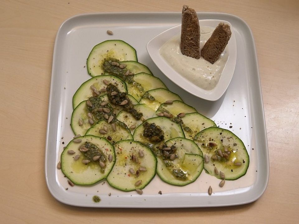 Carpaccio von der Zucchini mit Gorgonzolacreme und Basilikumpesto von ...