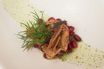Petersilienwurzelsuppe mit karamellisierten Zwiebeln, Granatapfel und fränkischem Bauernbrot