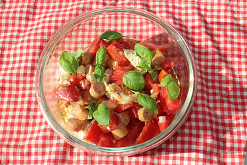 Tomaten-Mozzarella-Salat mit Wiener Würstchen und Zwiebeln
