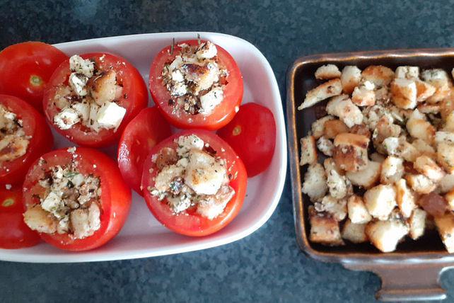 Mit Röstbrot und Schafskäse gefüllte Tomaten von tonkabohne_52| Chefkoch