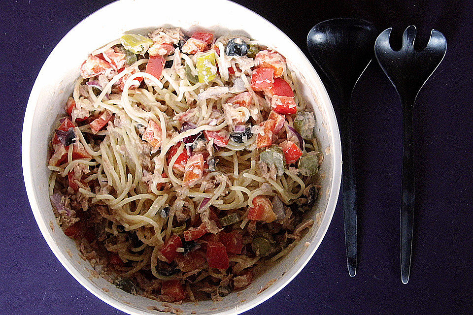 Nudelsalat mit Paprika, Thunfisch und Oliven