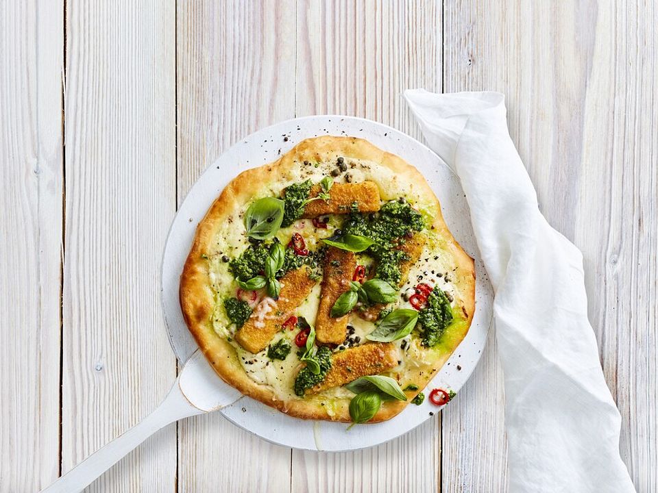 Fischstäbchenpizza mit Bärlauchpesto