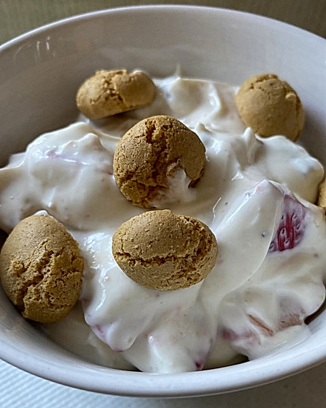 Joghurt-Quark-Creme mit Erdbeeren, Schokolade und Makronen