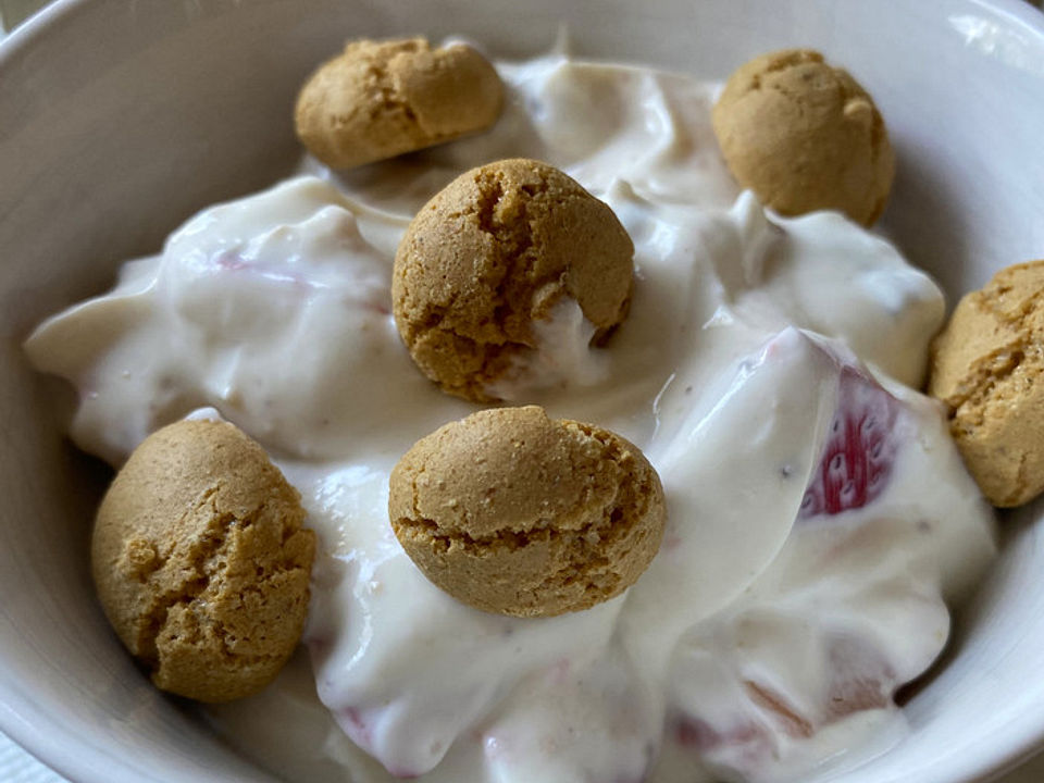 Joghurt-Quark-Creme mit Erdbeeren, Schokolade und Makronen von ...