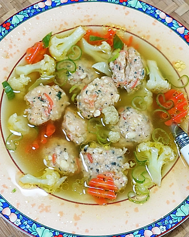 Suppe mit Garnelenbällchen und Gemüseeinlage à la Legian