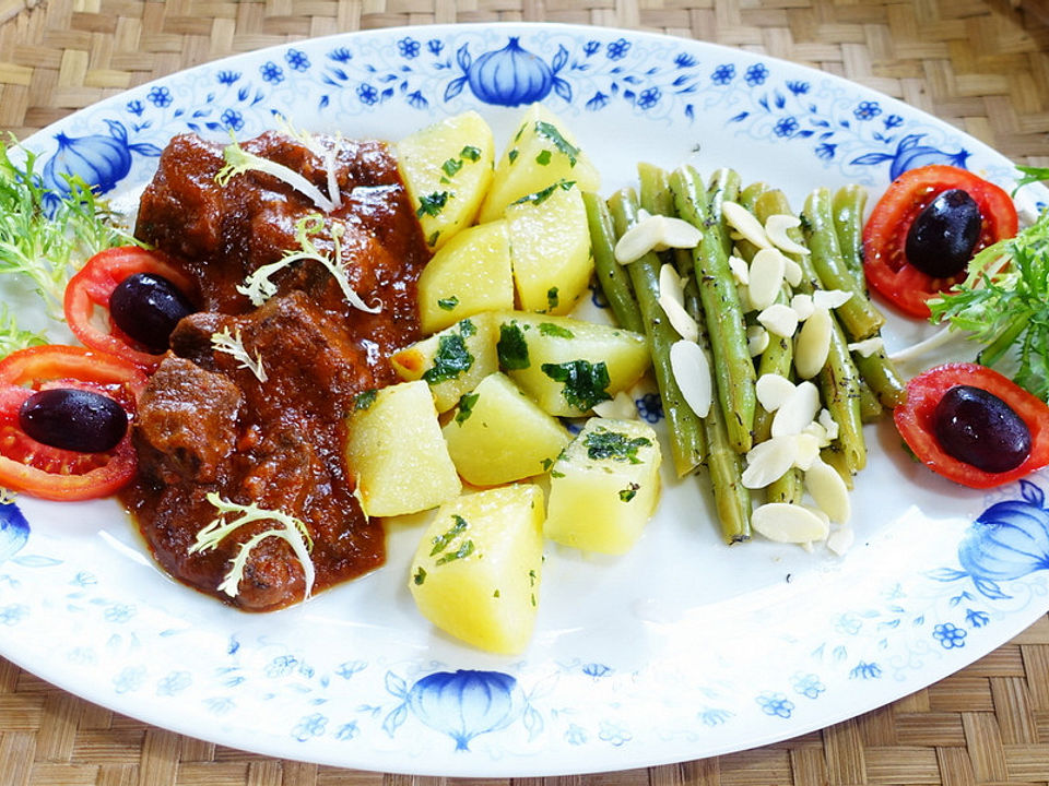 Lammragout mit Petersilienkartoffeln und Bohnen von dieter_sedlaczek ...