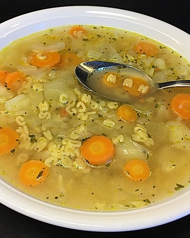 Weißkohl-Karotten-Suppe mit Buchstabennudeln
