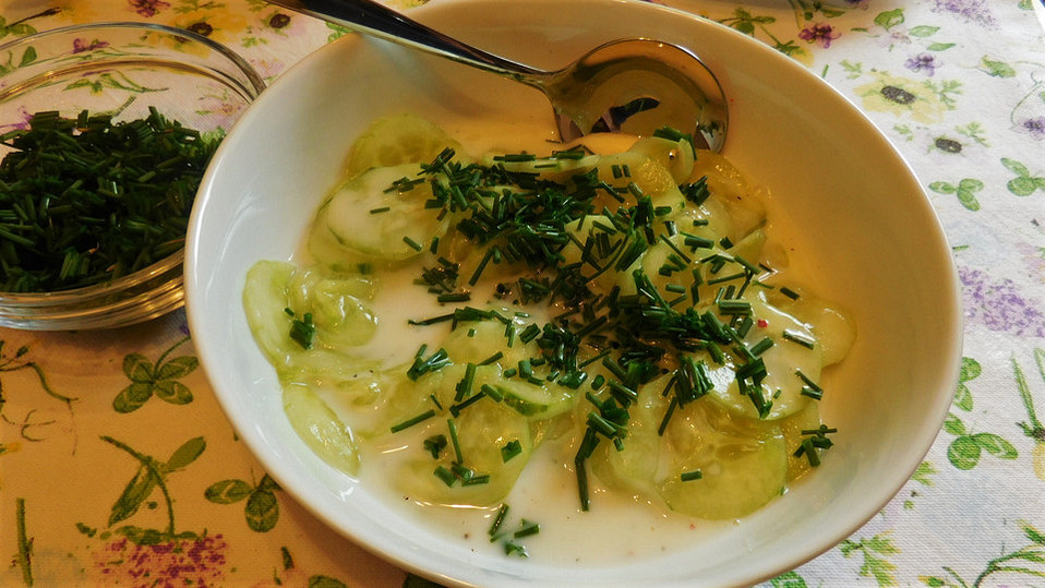 Gurkensalat mit Buttermilch-Schnittlauch-Dressing von Anaid55