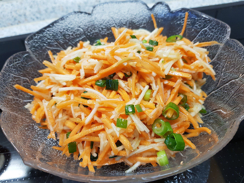 Karotten-Apfel-Salat mit Frühlingszwiebeln von küchen_zauber| Chefkoch