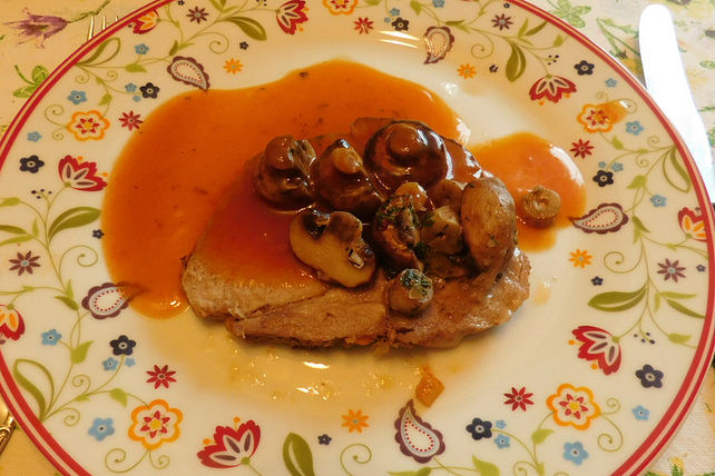 Schweinebraten mit Kräutern und Champignons aus dem Römertopf von ...