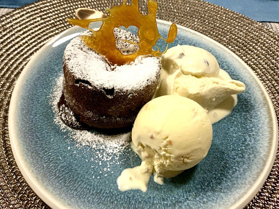 Schokokuchlein Mit Flussigem Kern Macadamiaparfait Und Beerenkompott Von Dasperfektedinner Chefkoch