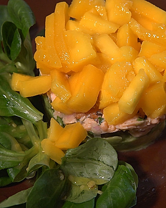 Avocado-Lachs-Törtchen mit Mango-Häubchen