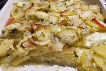 Kartoffelauflauf mit Apfel und Raclettekäse à la Lene