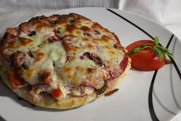 Fladenbrotpizza mit Salami und Paprika