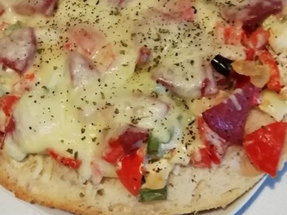 Fladenbrotpizza mit Salami und Paprika von Haubndaucher| Chefkoch