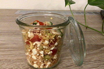 Couscous-Salat mit Frischkäseperlen