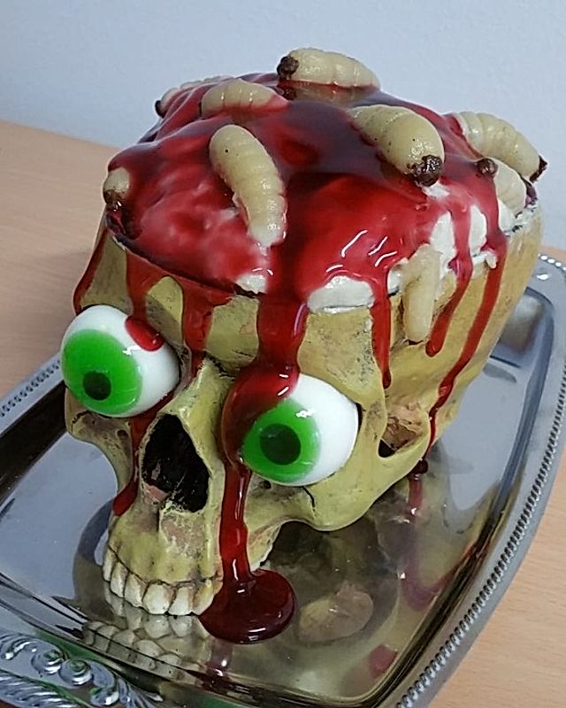 Halloween - Süßes Gehirn mit Marzipan-Maden