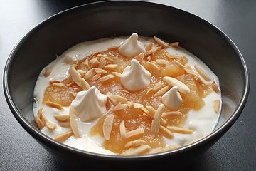 Bratapfel-Dessert mit Joghurt und Baiser