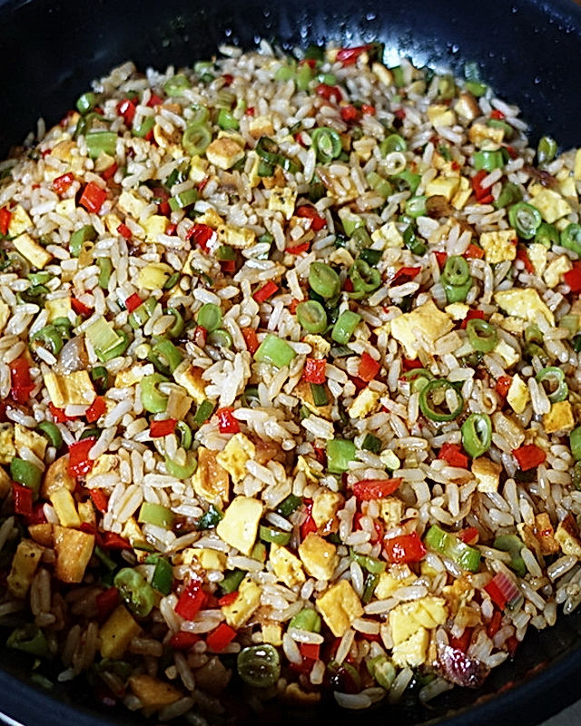 Mit Gemüse und Rührei gebratener Reis ala Desi