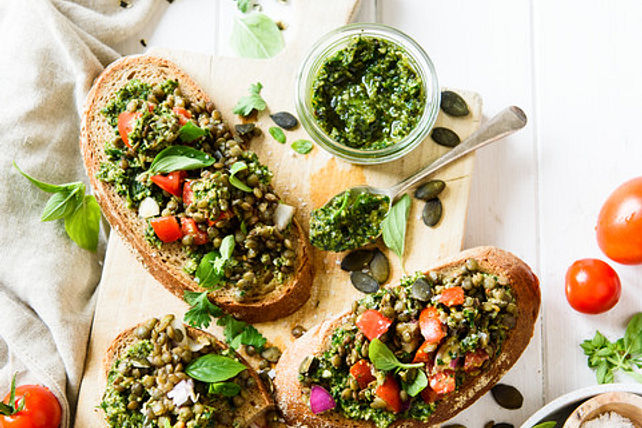 Bruschetta mit würzigem Kürbiskern-Pesto und grünen Linsen von Clasen ...