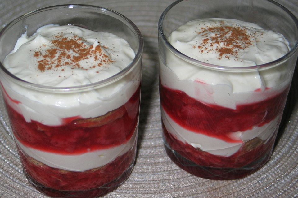 Weihnachtstiramisu mit Erdbeeren