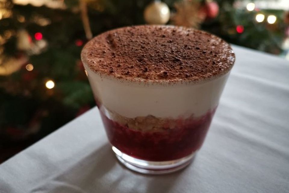 Weihnachtstiramisu mit Erdbeeren