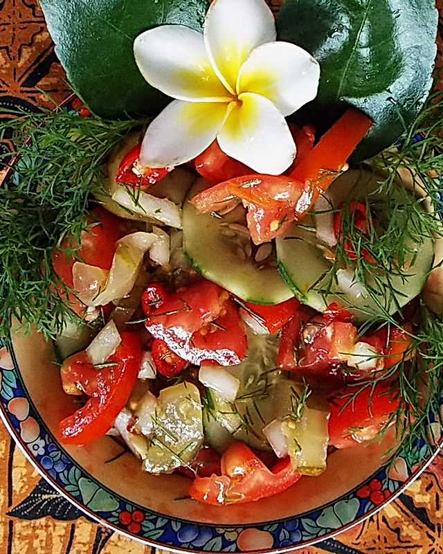 Gemischter Tomatensalat mit Gurken und Dill