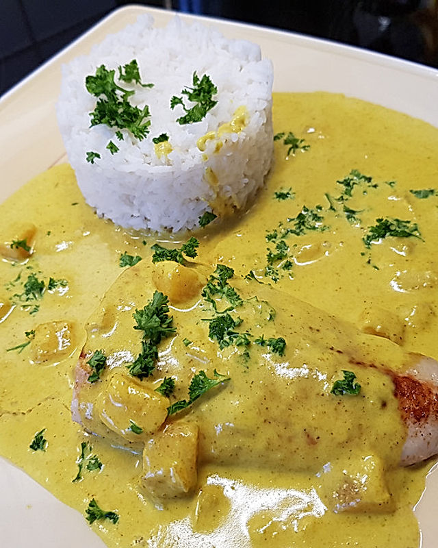 Hähnchenbrustfilet in Curry-Kaki-Soße und Reis