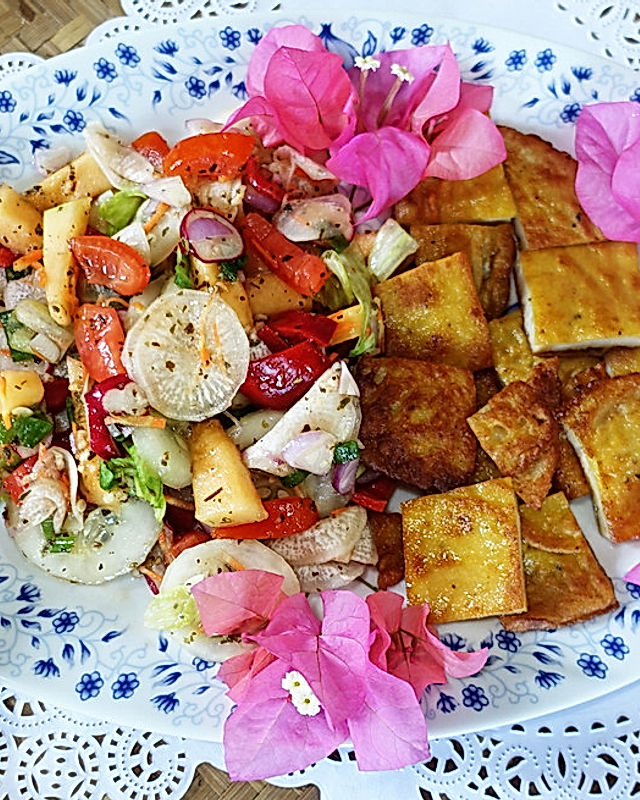 Türkischer Hirtensalat mit gebratenen Fischfiletstücken