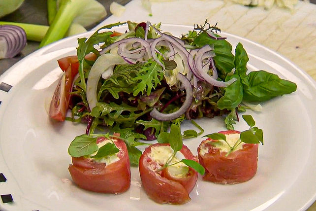 Lachsroulade mit Wildkräutersalat und Honig-Senf Dressing von Cajucho ...