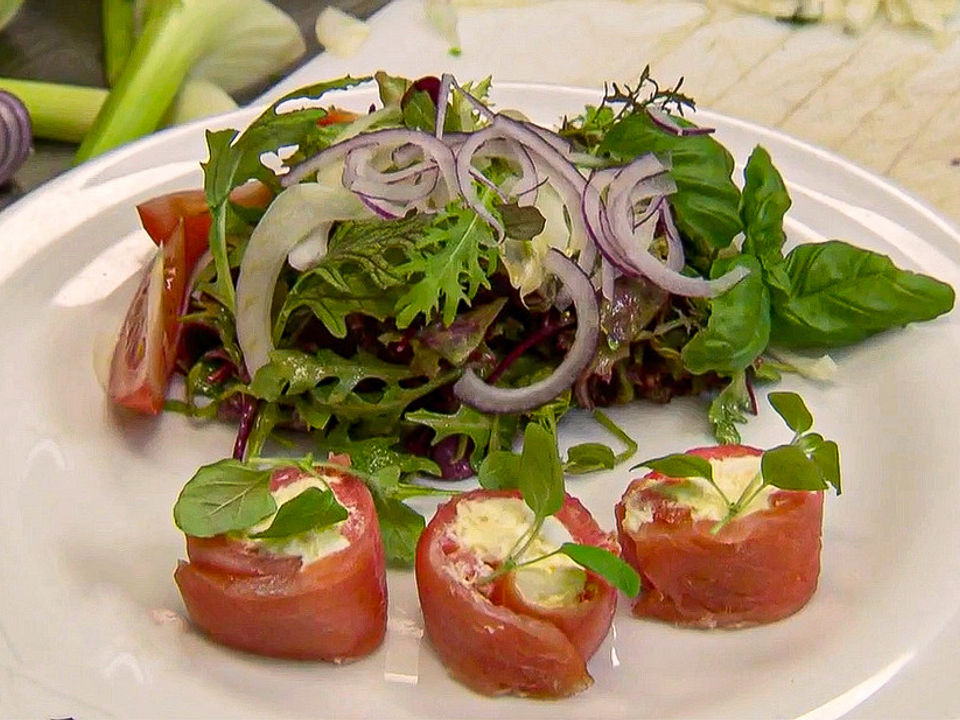 Lachsroulade mit Wildkräutersalat und Honig-Senf Dressing von Cajucho ...