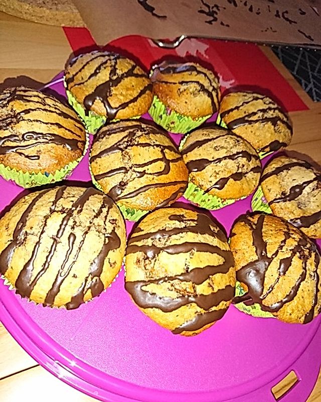 Nuss-Buttermilch-Muffins mit Sauerkirschen