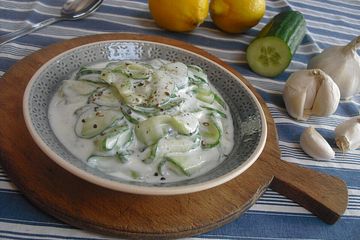 Gurkensalat mit Joghurt-Knoblauchdressing