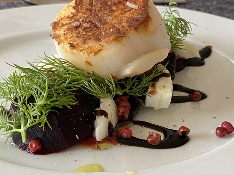 Jakobsmuscheln auf lauwarmem Rote Bete-Carpaccio mit Fenchel und Dill ...