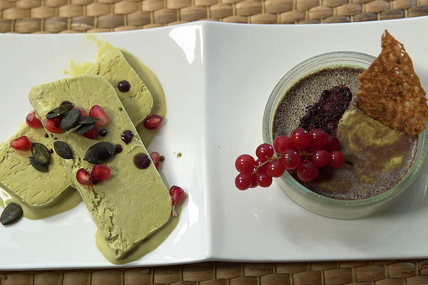 Kürbiskernöl-Parfait mit Granatapfelkernen und Kürbiskernöl-Pannacotta ...