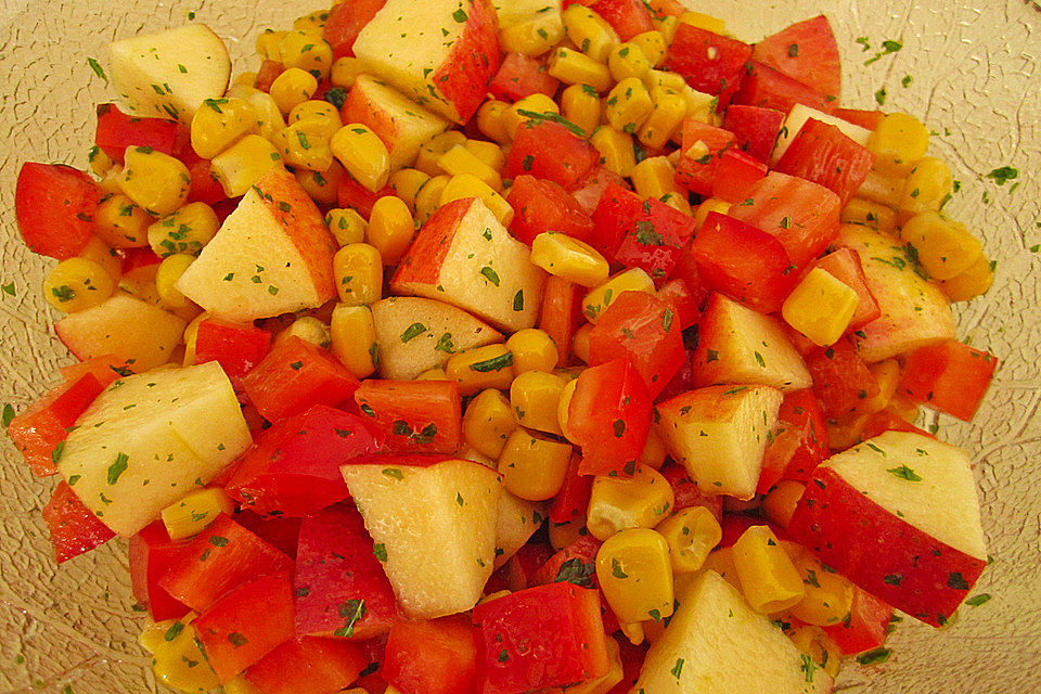 Maissalat mit Apfel und Paprika