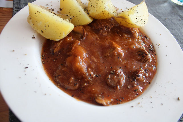 One Pot Gulaschtopf mit Sauerkraut, Pilzen und Kartoffeln von chiara ...